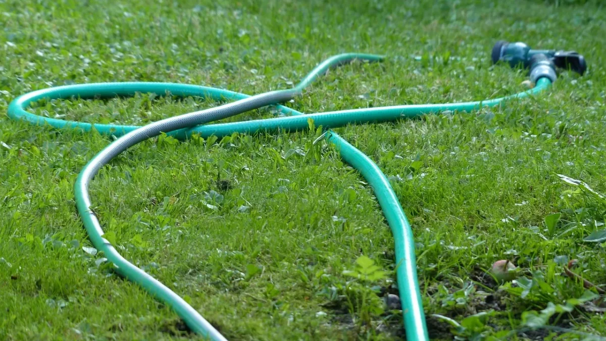A battery hose timer display showing a rain delay indicator active